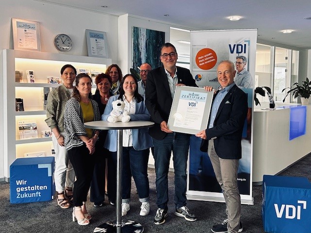 Erneute Übergabe des AZAV-Zertifikats an das VDI Fortbildungszentrum Stuttgart.